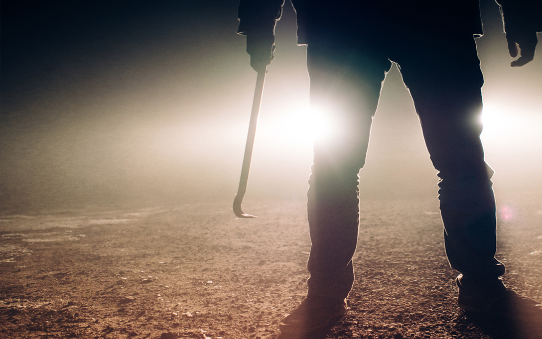 Burglar opperating at night with a crowbar
